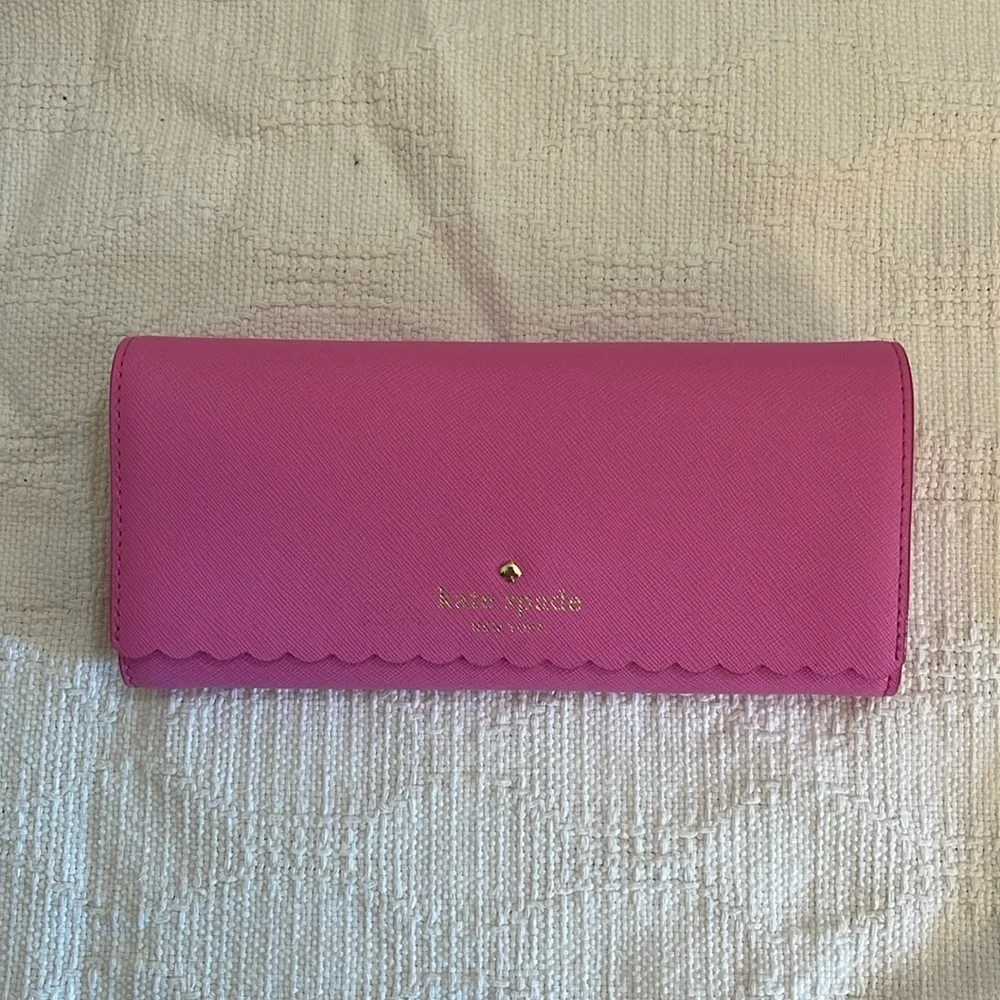 KATE SPADE - scalloped wallet - NWOT